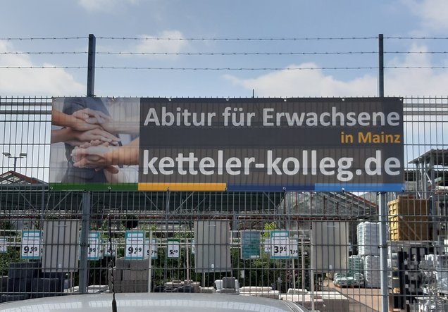 Banner des Ketteler-Kollegs in Hechtsheim