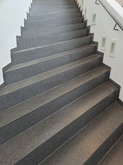 Schräge Treppe